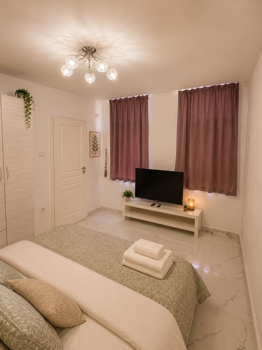 Dormitor cu decor cald, AFY Boutique Apartments