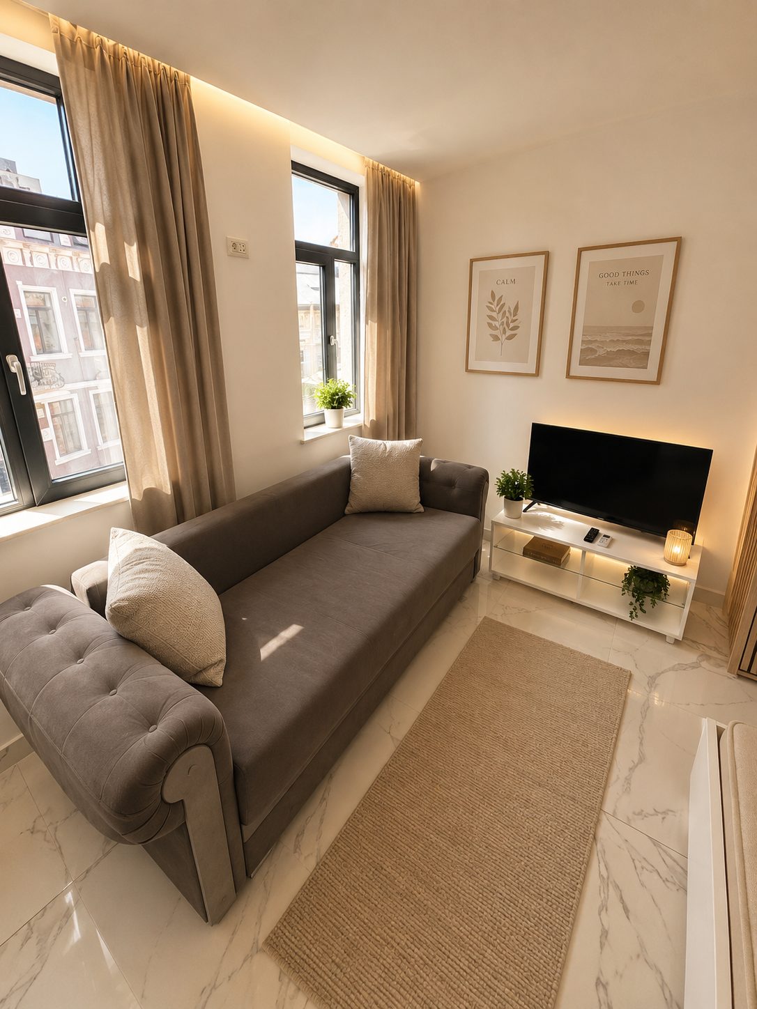 Zonă de living cu canapea gri, AFY Boutique Apartments