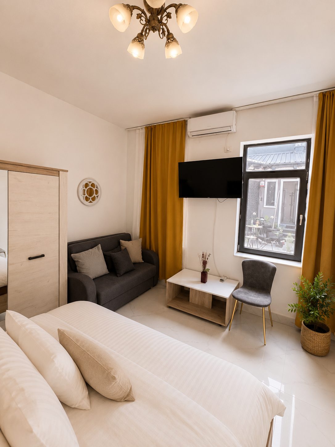 Cameră de zi cu accente aurii, AFY Boutique Apartments